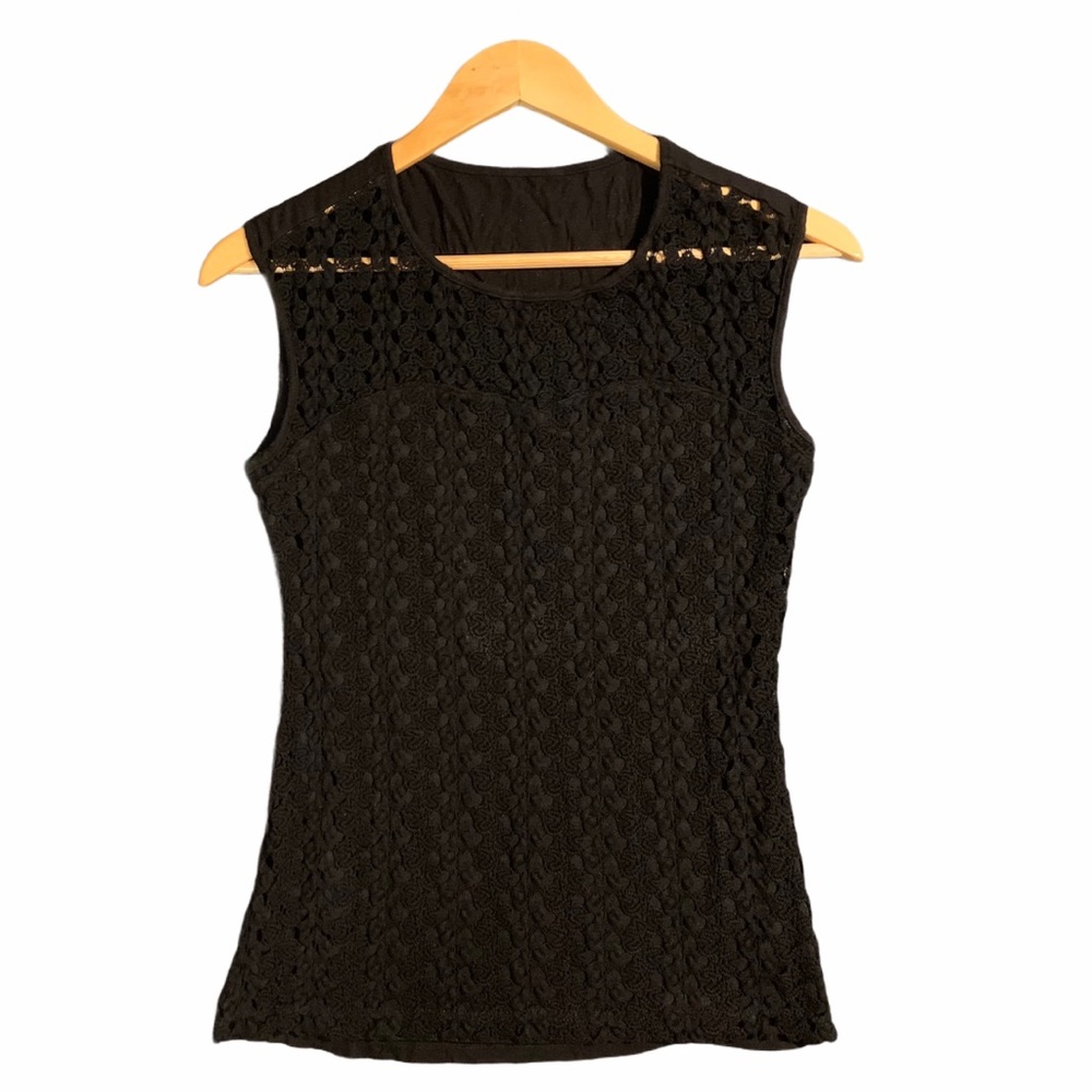 Sleeveless crocheted pattern top
